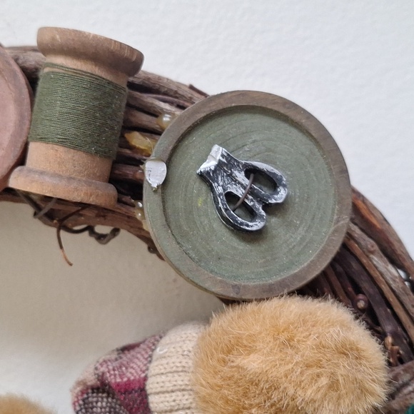 Teddy Bear Button Wreath Decor - Picture 3 of 7